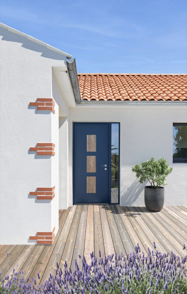 Porte d'entrée aluminium bleue ANGISTRI Maison contemporaine vue extérieure face à une porte d'entrée bleue